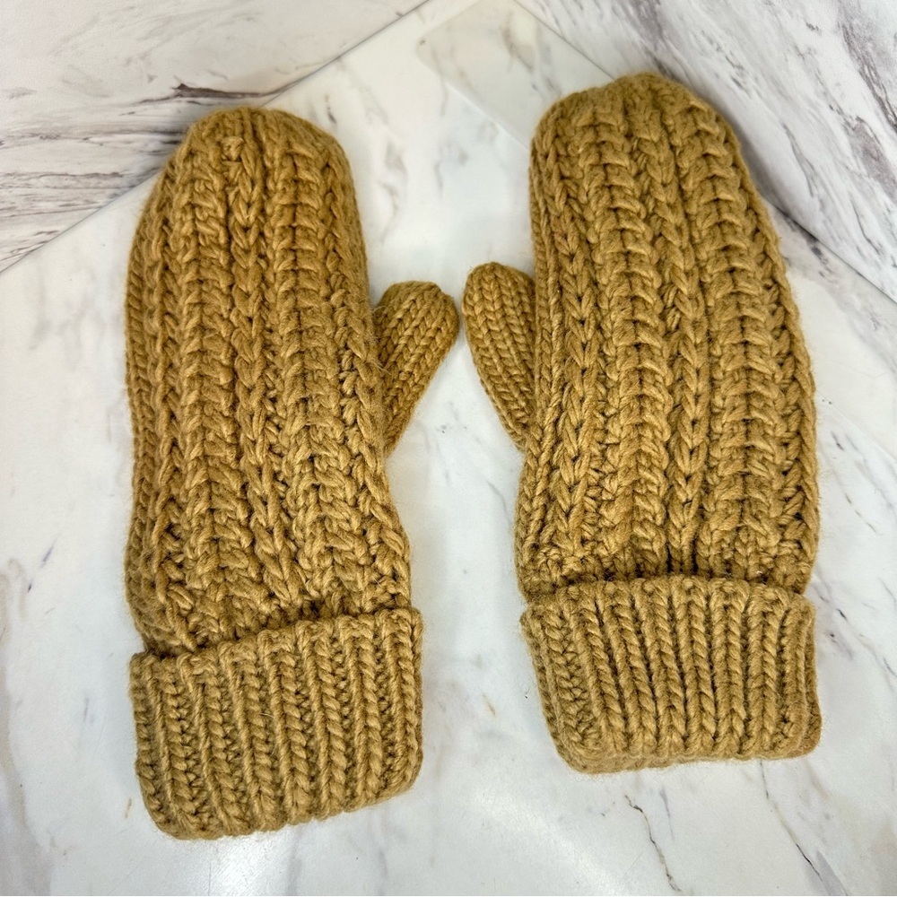 NWOT Chunky Cable Knit Mittens – Camel Brown